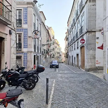 • Downtown • Walkable • Balcony Apartment Lisbon